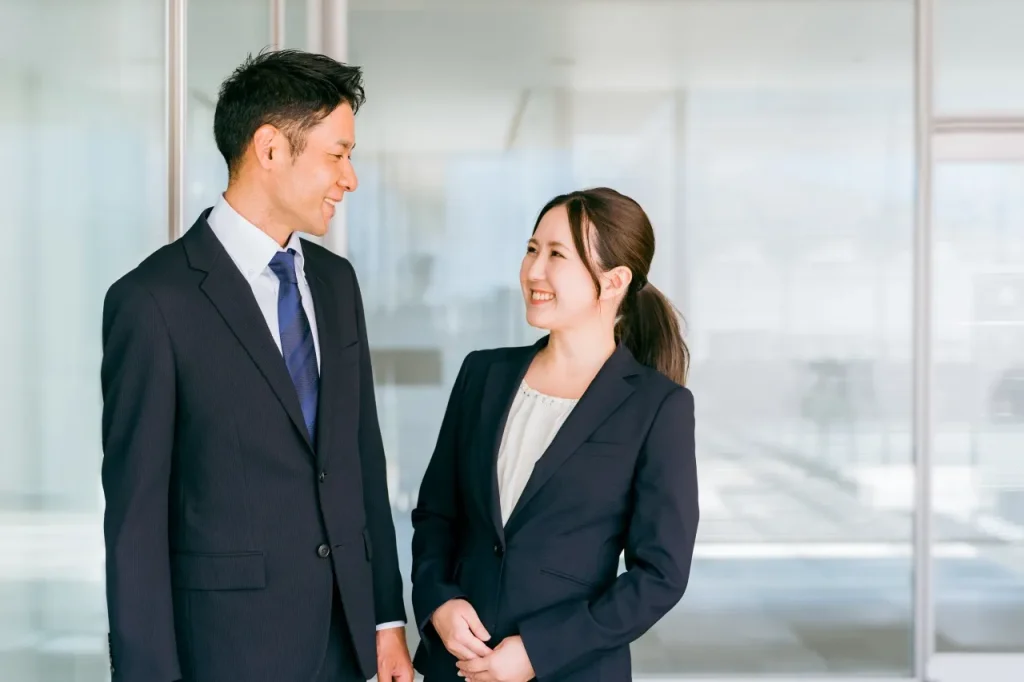 職場で会話する男女