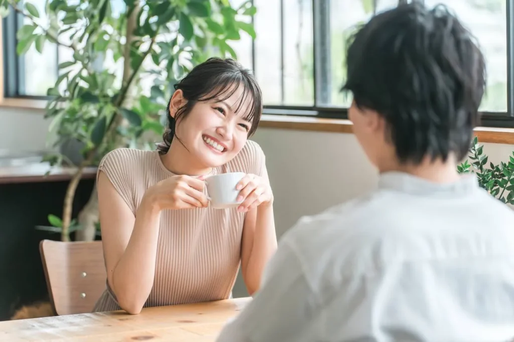 カフェデートするカップル