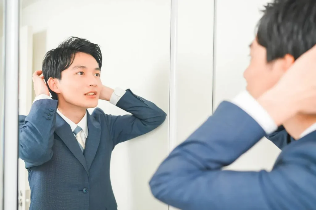 ヘアセットをする男性