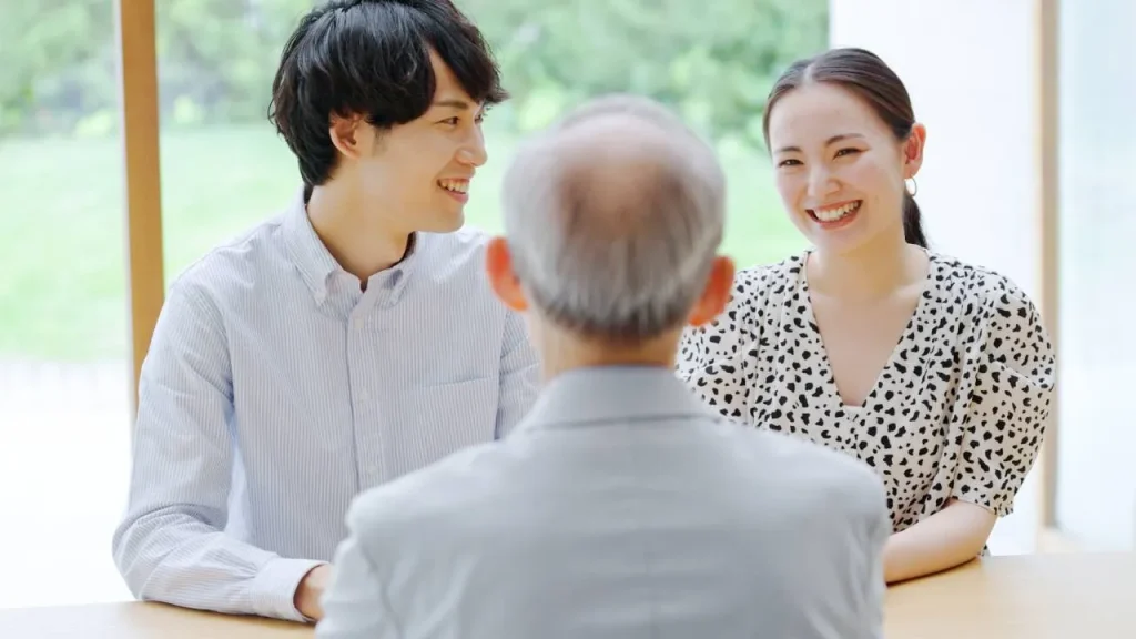 彼女を紹介する男性