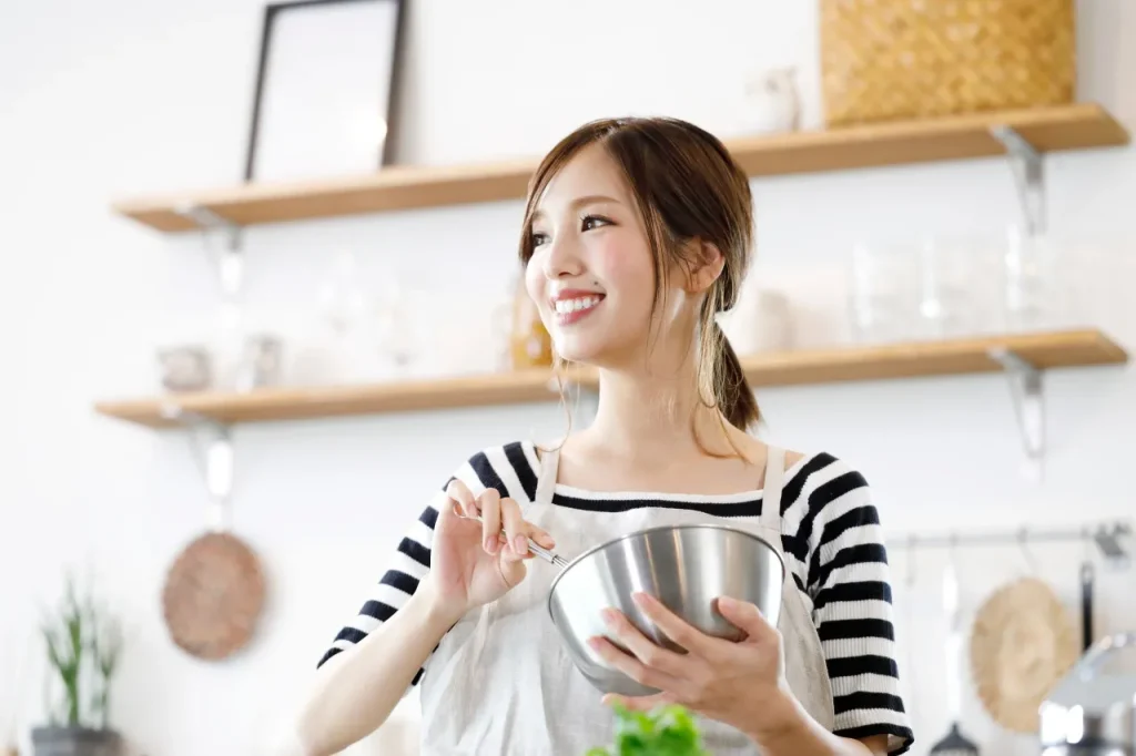 料理する女性