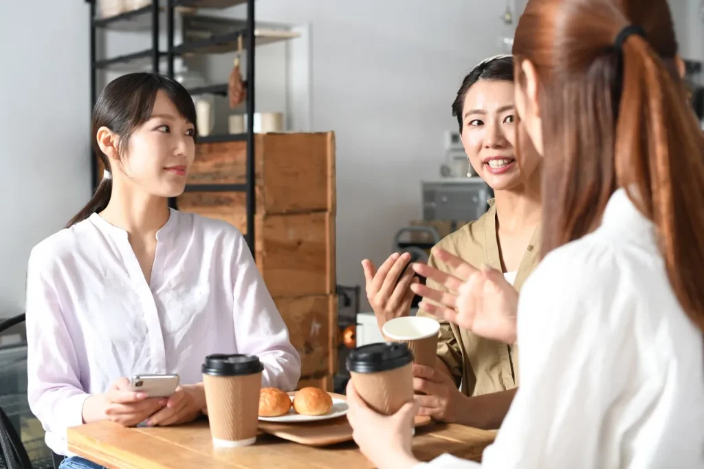 カフェで会話する女性