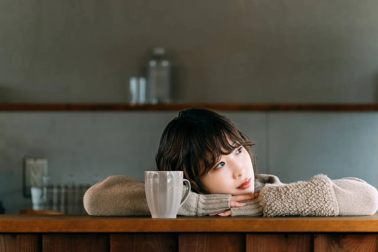 一人で考える女性